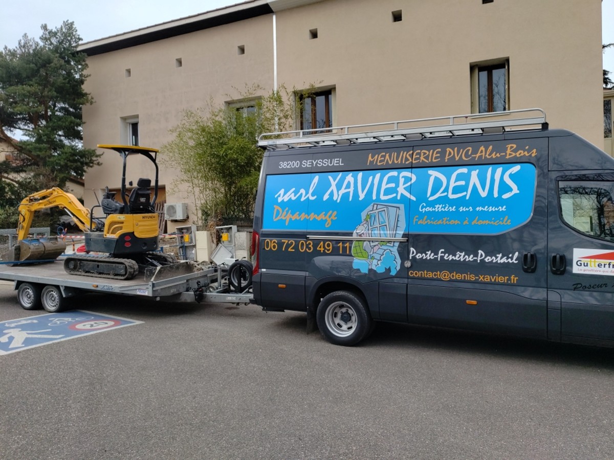Camion Xavier Denis et mini pelle Hyundai – Location de matériel BTP avec chauffeur à Seyssuel et Vienne